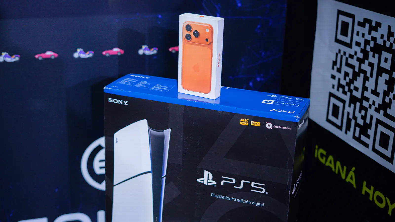 Los premios sobre el stand de Eolax, con el QR para participar y el cartel del oxeo iluminados detrás.