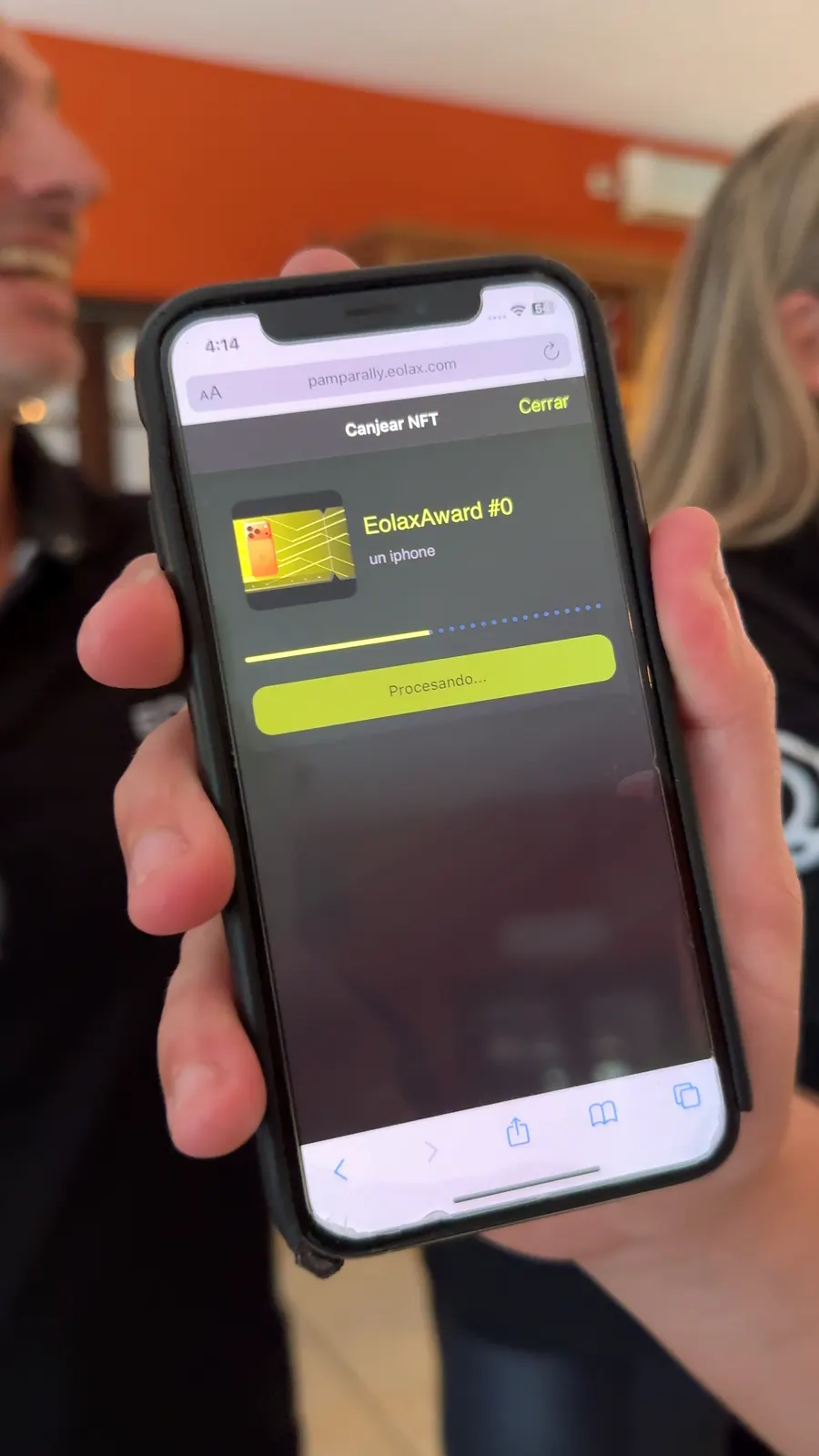 La pantalla del canje en la plataforma: el coleccionable EolaxAward #0 y el botón para cambiarlo por el iPhone.