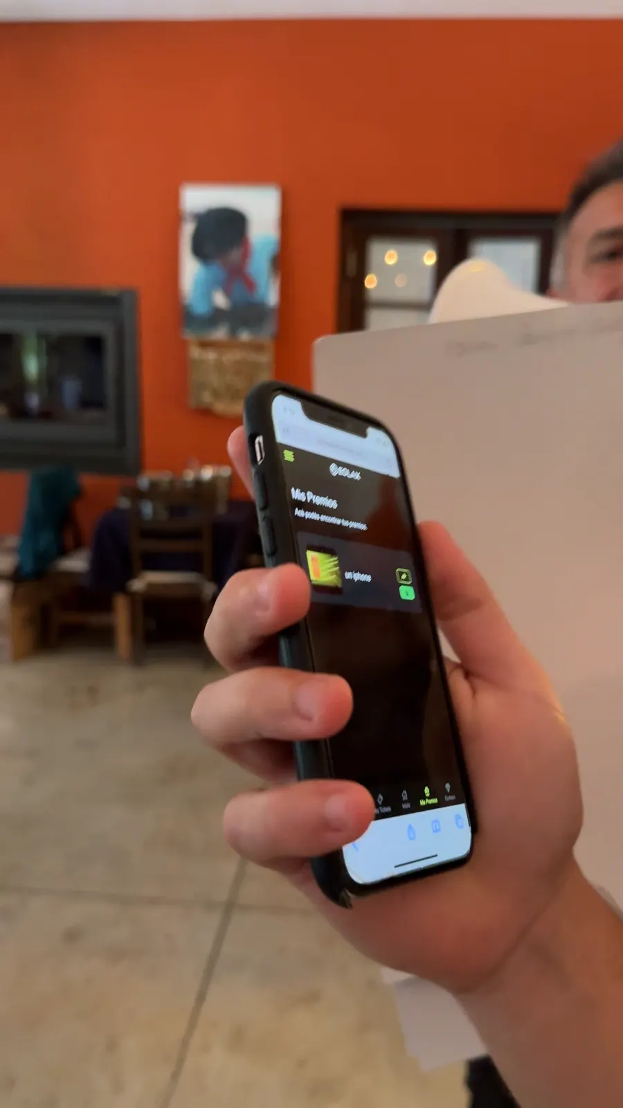 La sección Mis Premios de la app, con el ticket dorado del iPhone acreditado en la cuenta.