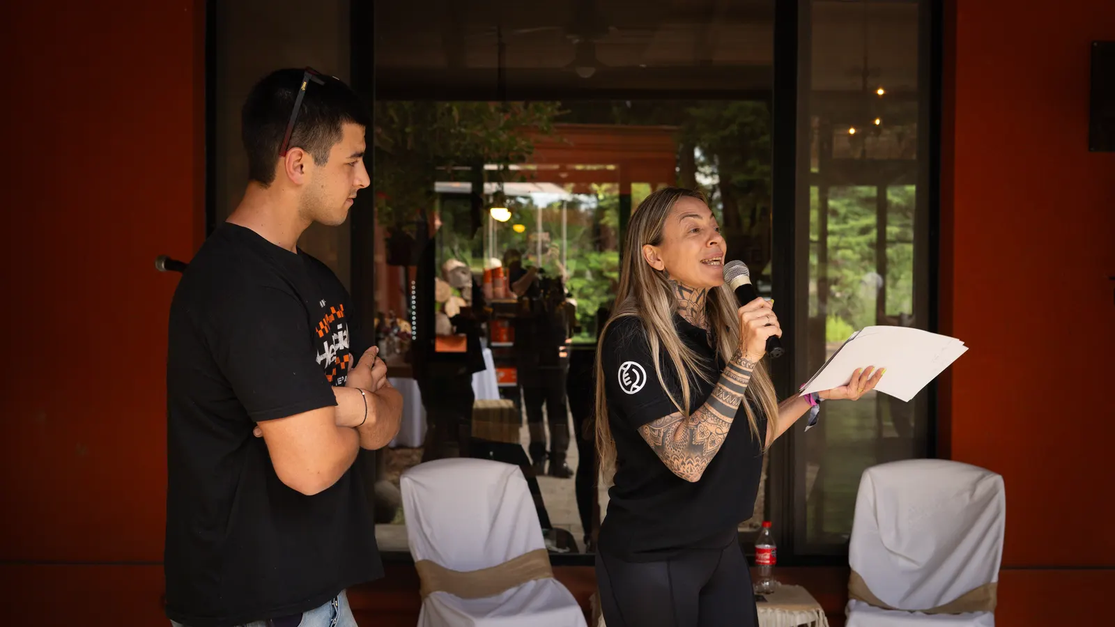 Dos integrantes del equipo de Eolax presentan el oxeo con micrófono y guion en mano, puertas adentro.