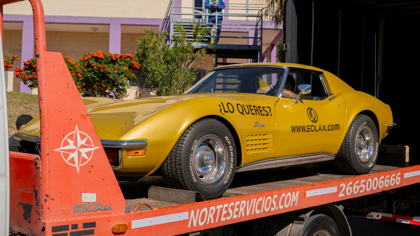 El Corvette llegando a San Luis sobre la plataforma de un auxilio, con las sierras y el circuito de fondo.