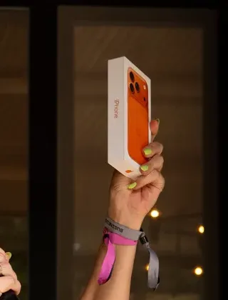 La caja del iPhone 17 Pro naranja en alto, anunciada desde el escenario del Pampa Rally.